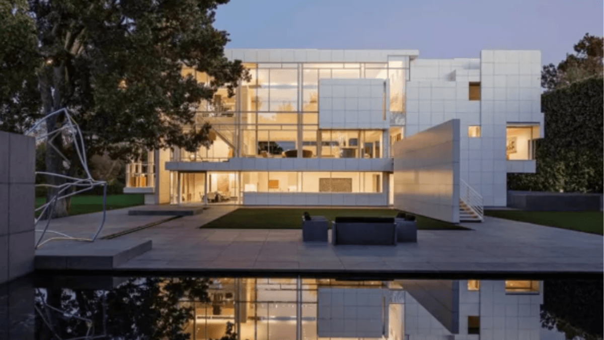 The Rachofsky House in Preston Hollow, Dallas, showcasing Richard Meier’s modern architecture, expansive glass walls and reflecting pool at the iconic contemporary residence