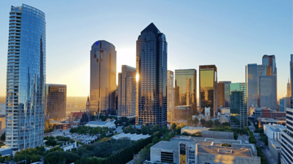 Dallas skyline at sunset representing how a Federal Reserve rate cut can influence mortgage rates, buyer affordability, housing demand and selling conditions across Dallas, Richardson, Plano and North Texas