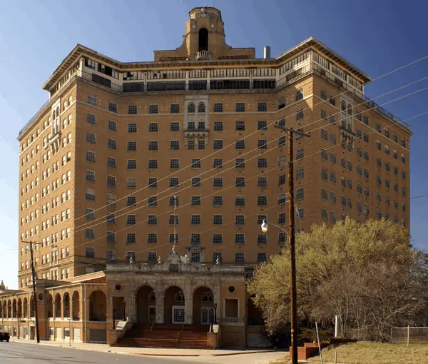 A Charming Day Trip from Dallas: The Baker Hotel & A Weekend in Mineral Wells, Texas