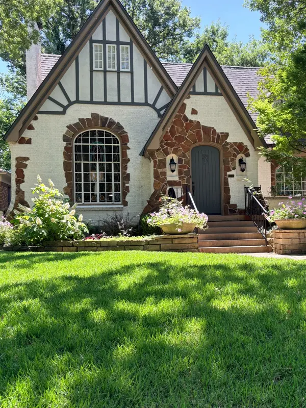 feature image of Dallas Neighborhoods That Still Feel Like Old Dallas