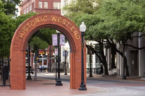 feature image of Downtown Dallas: West End, Reunion, and the Historic Edge of the City