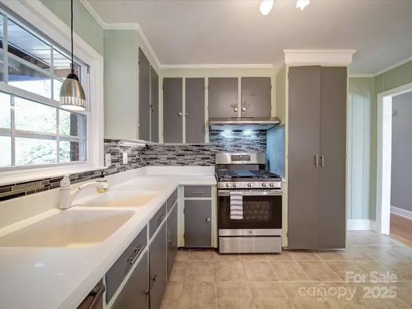2036 Edgewater DR, Charlotte, NC 28210