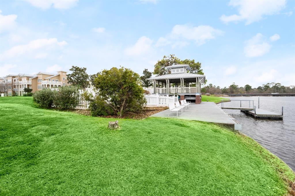 Luxury lakeside homes in East Shore The Woodlands Texas