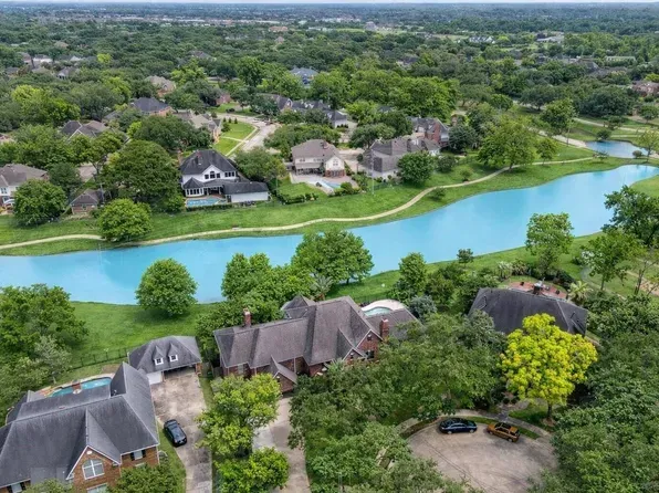 Tree-lined streets and homes in Commonwealth Sugar Land TX