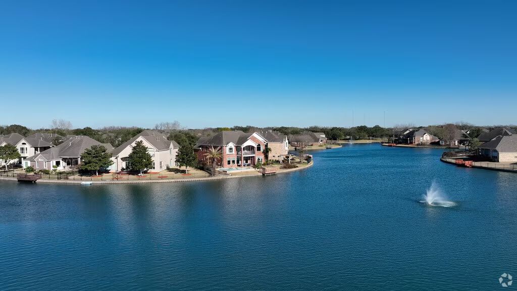 Waterfront homes in Avalon Sugar Land TX