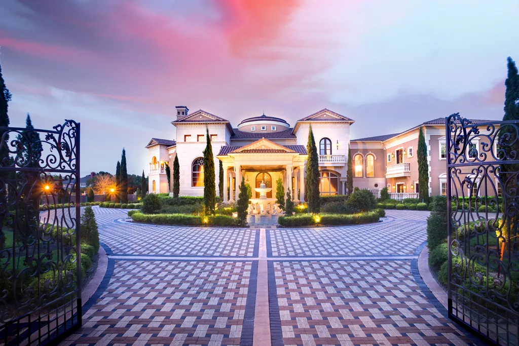 Luxury homes and mature trees in Sweetwater Sugar Land TX