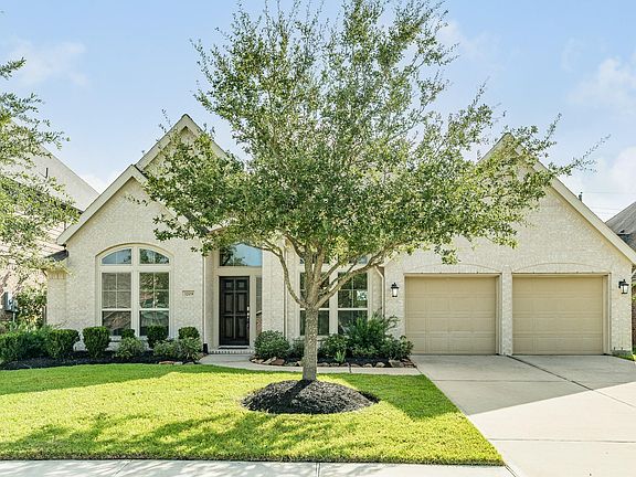 Single-story brick home in the Southlake community of Pearland, Texas, with a landscaped front yard and attached garage.