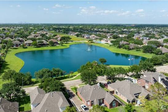 Lake and landscaped green space in the Silverlake community in Pearland, Texas