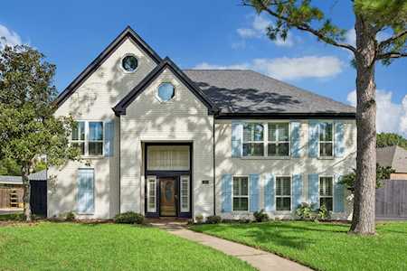 Home overlooking the golf course in Green Tee Terrace in Pearland, Texas