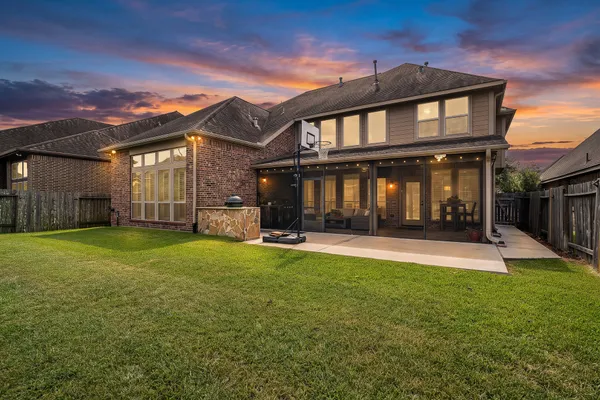 Large newer home in the Southlake community in west Pearland, Texas