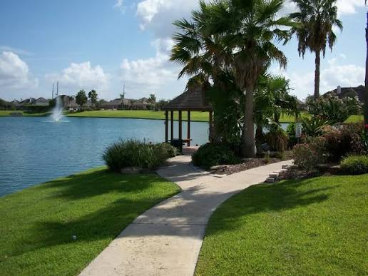 Traditional brick homes with mature trees and lakeviews in Sunrise Lakes in Pearland, Texas
