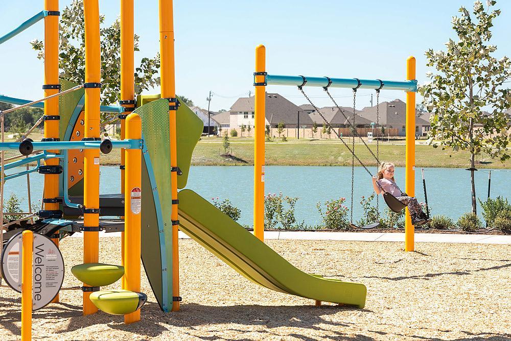 Windrose Spring TX golf course community with clubhouse and established homes