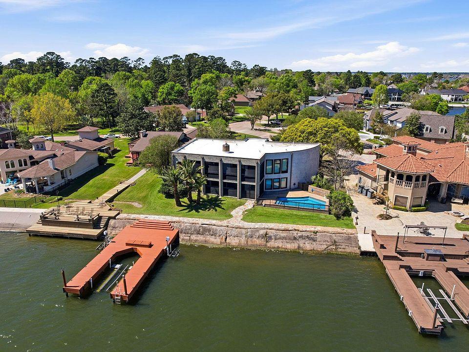 Homes and waterfront views in Water Crest on Lake Conroe, Texas.