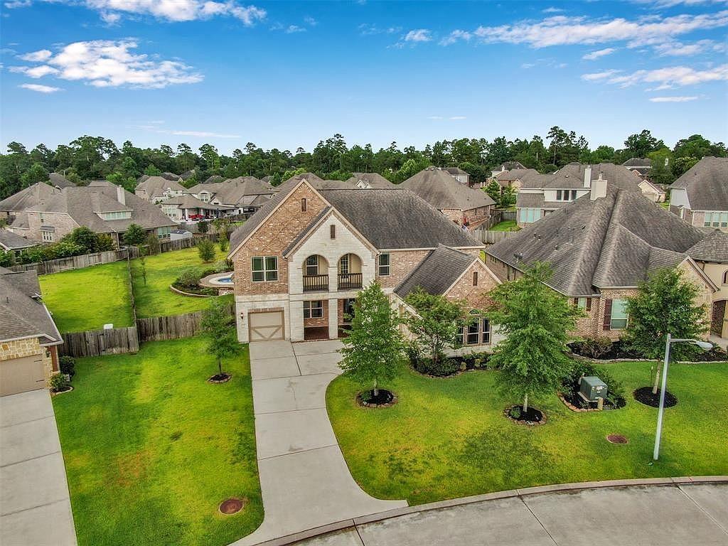 Tree-lined streets and spacious homes in Graystone Hills, Conroe, Texas.