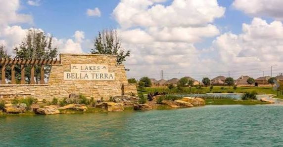 Lakes of Bella Terra community with lakes and homes in Richmond, TX