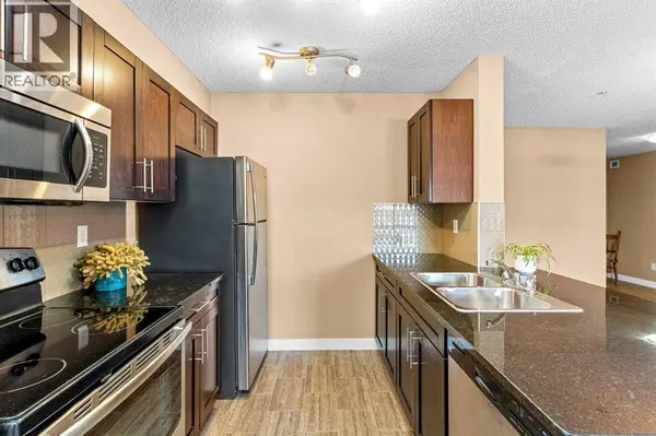 7202, 403 Mackenzie Way SW, Airdrie, AB T4B3V7
