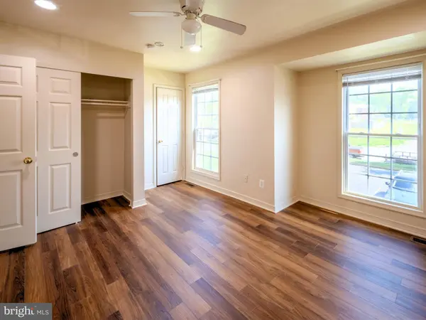 10 OAK DR, Stafford, VA 22554