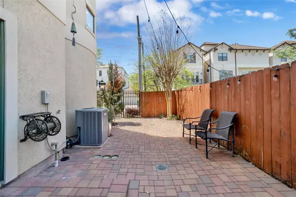 1602 Fowler ST, Houston, TX 77007