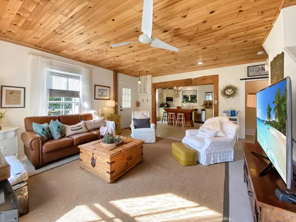 Ontario,,4 Spruce St. Lake of Bays