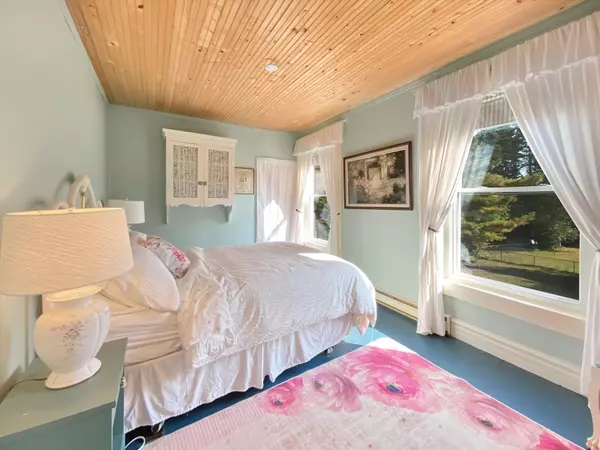 Ontario,,4 Spruce St. Lake of Bays