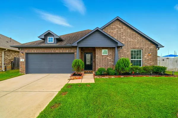 302 Bordeaux CT, Alvin, TX 77511