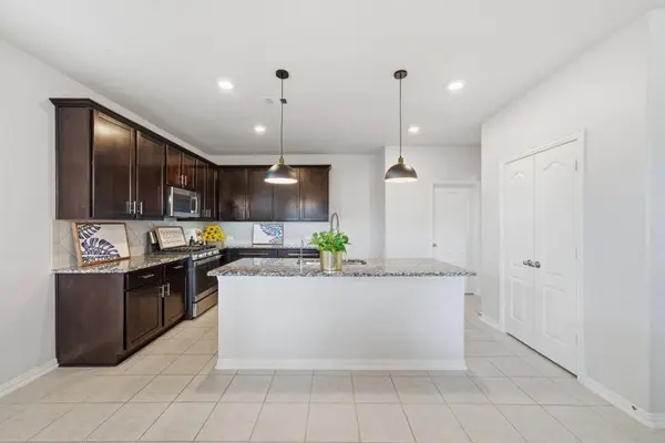 302 Bordeaux CT, Alvin, TX 77511