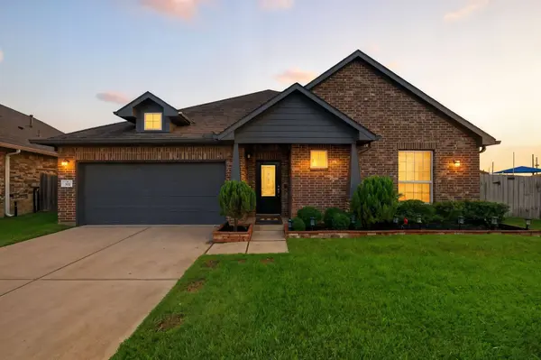 302 Bordeaux CT, Alvin, TX 77511