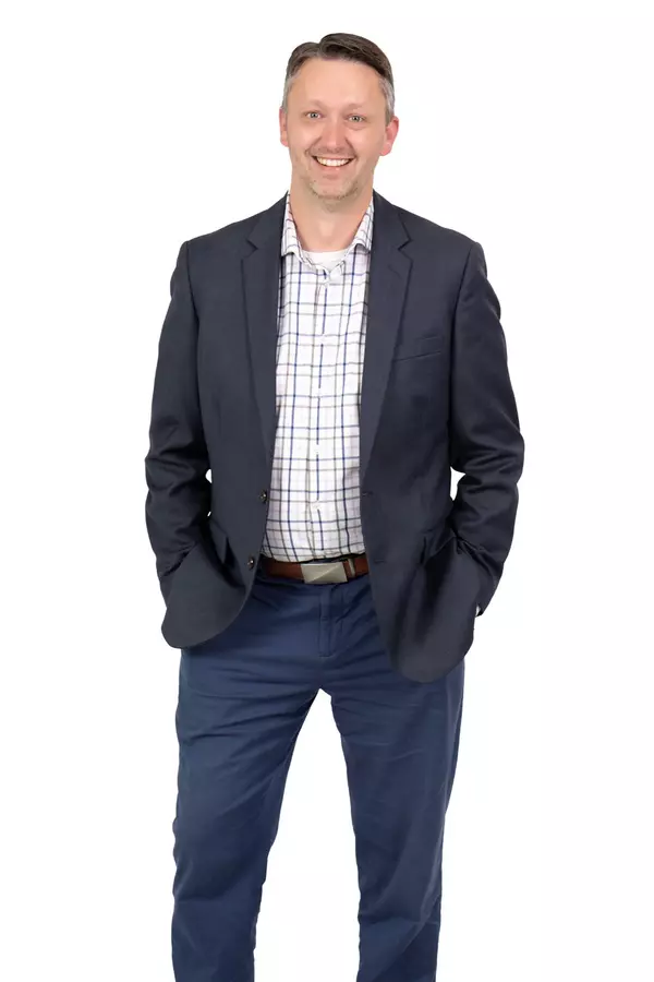 Photo of Travis Wyman, Lakeville Realtor, smiling