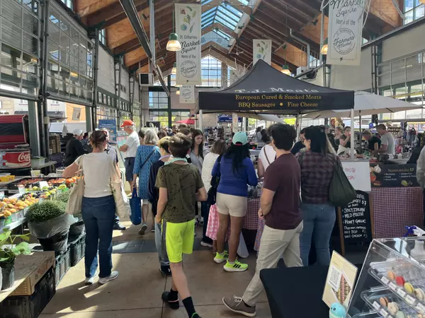 Saturday at St. Catharines Market Square farmers’ market with shoppers and fresh produce.