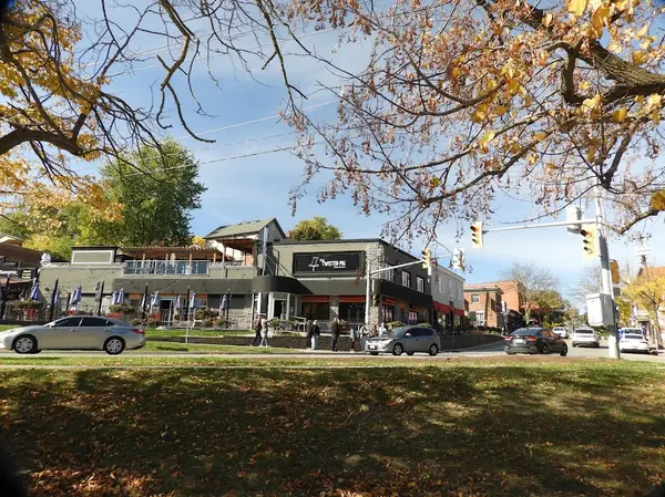 Port Dalhouse in front the Twisted Pig Italian Restaurant