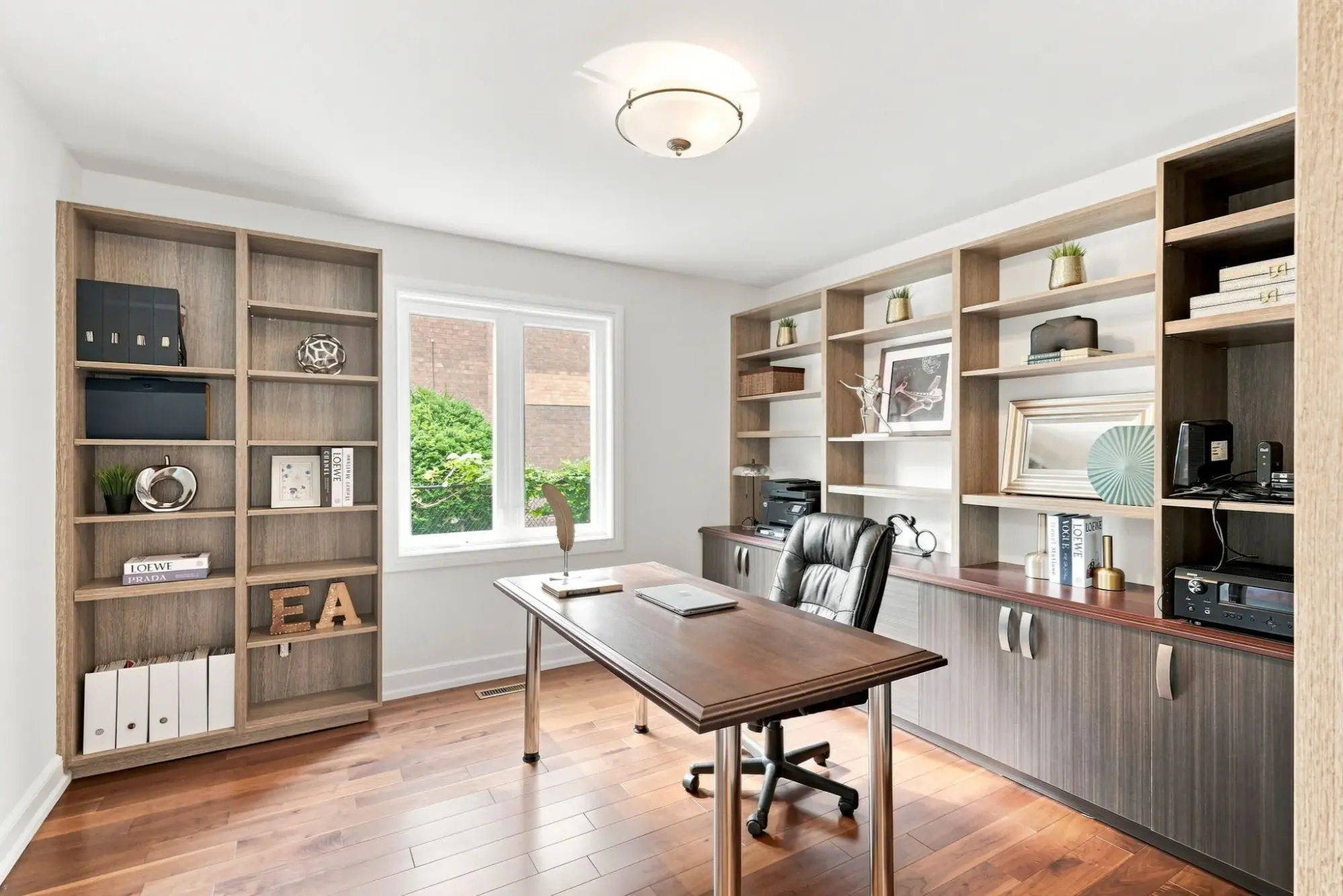 Photograph of a residential interior from the Grace Simon property collection
