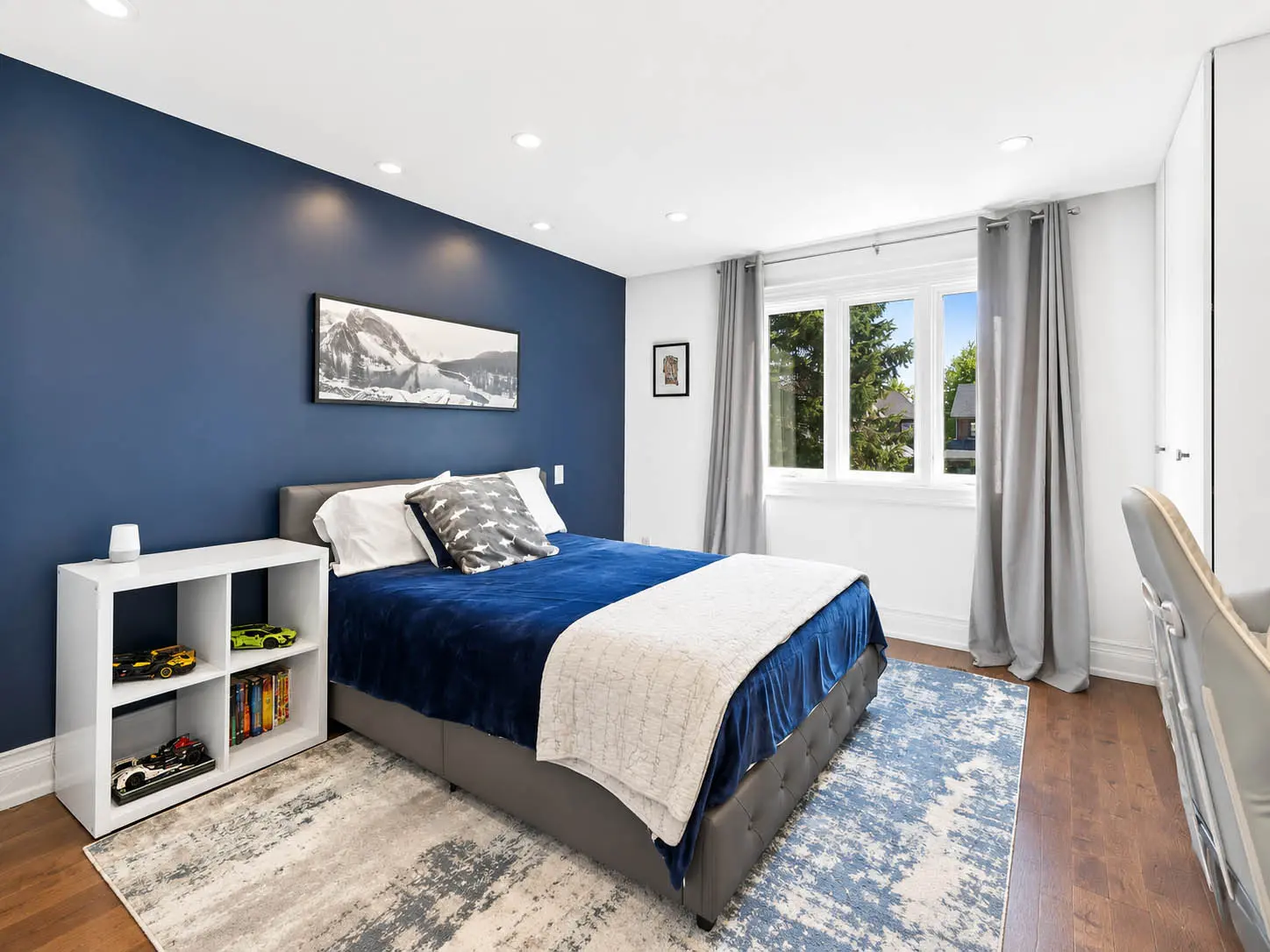 Second bedroom with blue accent wall at 816 Norwick Road in Newmarket