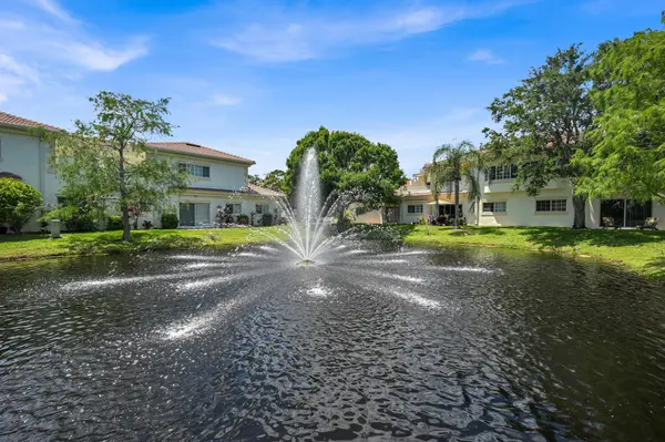 568 7th Square #101, Vero Beach, FL 32962
