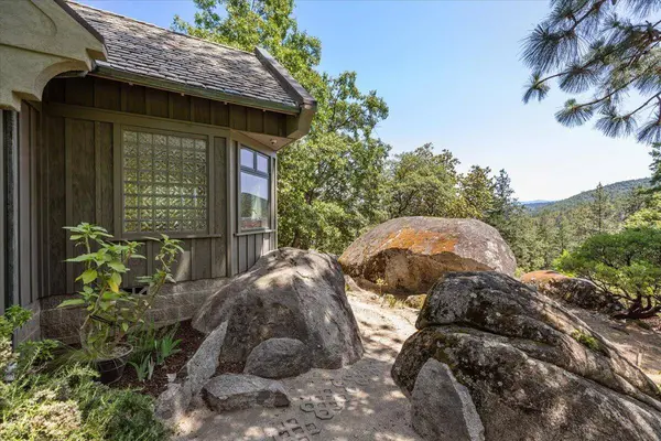 500 Ashland Loop RD, Ashland, OR 97520