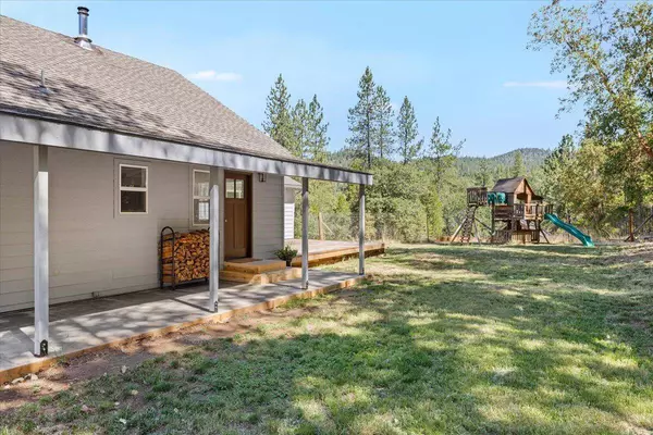 2016 Sykes Creek RD, Rogue River, OR 97537