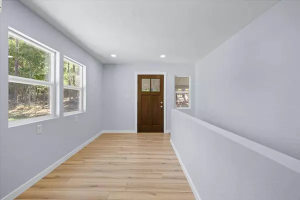 2016 Sykes Creek RD, Rogue River, OR 97537