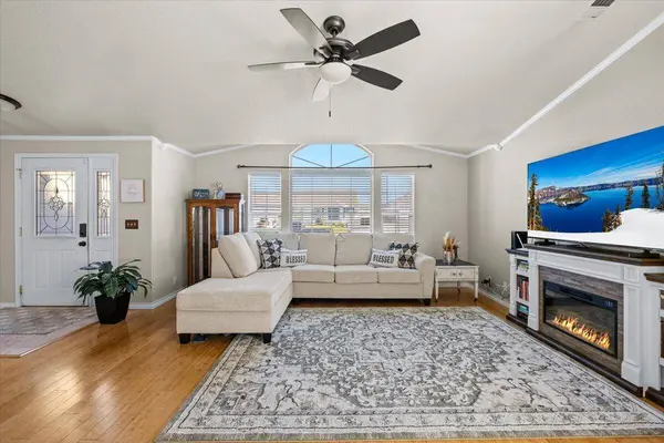 1242 Hawk DR, Central Point, OR 97502