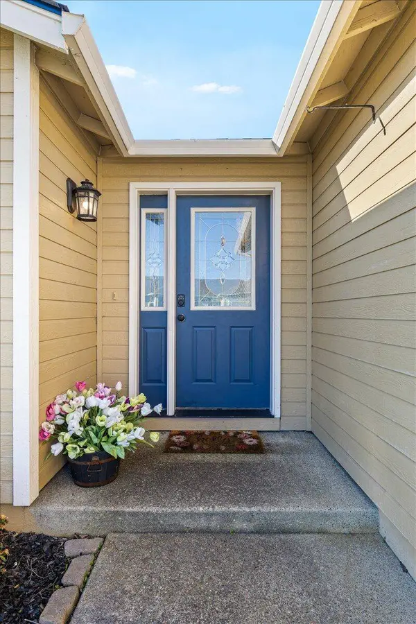 1242 Hawk DR, Central Point, OR 97502