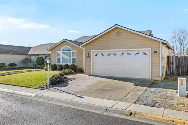 1242 Hawk DR, Central Point, OR 97502