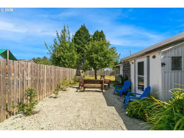875 DIVISION ST NE, Bandon, OR 97411