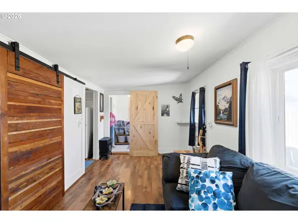 875 DIVISION ST NE, Bandon, OR 97411