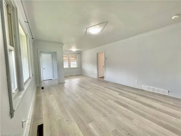 290 East 36th Street #Upper, Hamilton, ON L8V 3Z5