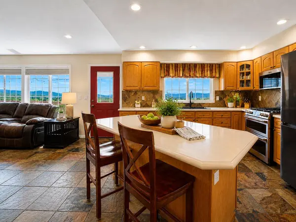 2212 Kimberly DR, Klamath Falls, OR 97603