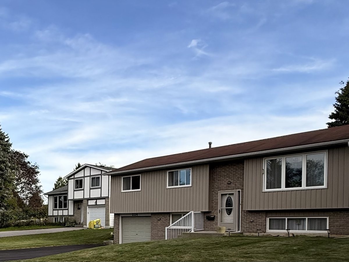 Detached homes on a quiet residential street in Painswick, Barrie