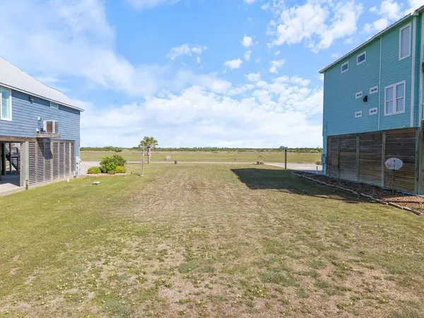 3037 Sandy LN, Palacios, TX 77465