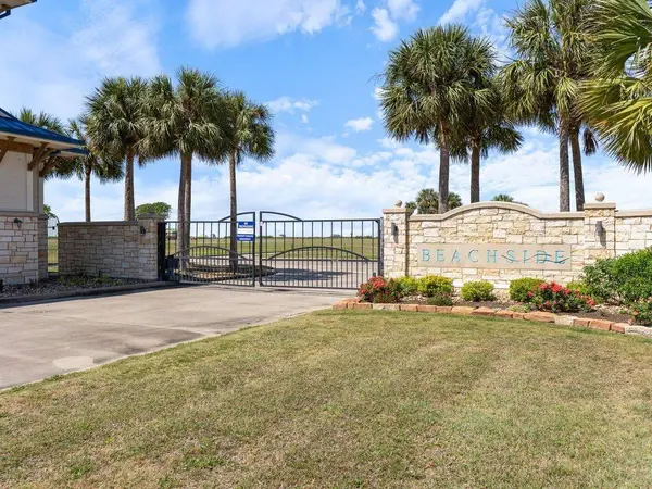 3037 Sandy LN, Palacios, TX 77465