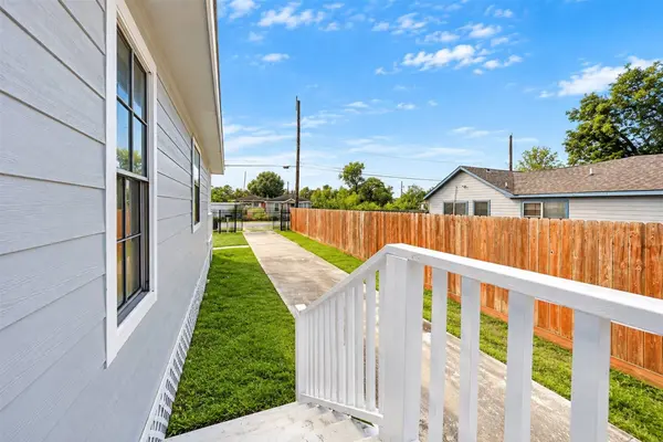 874 Green Meadow LN, Houston, TX 77091