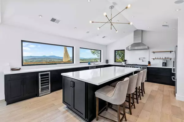 1069 Shadybrook Ln, Napa, CA 94558-4047