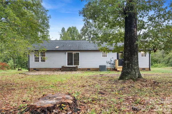 1030 Blue Dan LN, Yadkinville, NC 27055