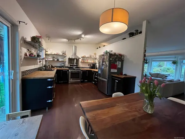 1646 Maquinna Ave, Comox, BC V9M 3L7